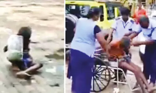 நெல்லை அரசு ஆஸ்பத்திரியில் மழையில் தவழ்ந்து சென்ற நோயாளி