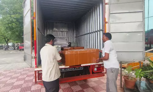 வாக்கு எண்ணிக்கை- தபால் வாக்குகளை கொண்டு செல்லும் பணி தீவிரம்