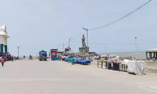 வாக்கு எண்ணிக்கை எதிரொலி: சுற்றுலா பயணிகள் இன்றி வெறிச்சோடிய கன்னியாகுமரி