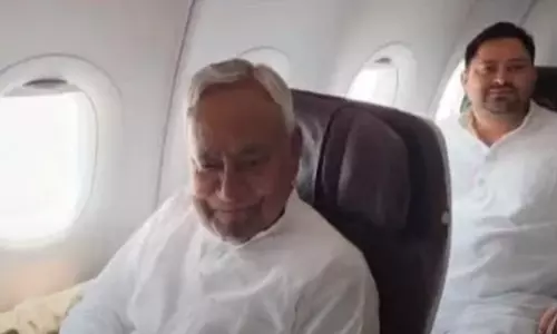 எதிரெதிர் கூட்டம்: ஒரே விமானத்தில் நிதிஷ்குமார் - தேஜஸ்வி