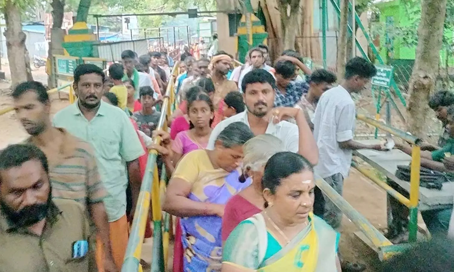 சுந்தரமகாலிங்கம் கோவிலுக்கு குறைந்த எண்ணிக்கையில் வந்த பக்தர்கள் சுந்தரமகாலிங்கம் கோவிலுக்கு குறைந்த எண்ணிக்கையில் வந்த பக்தர்கள்