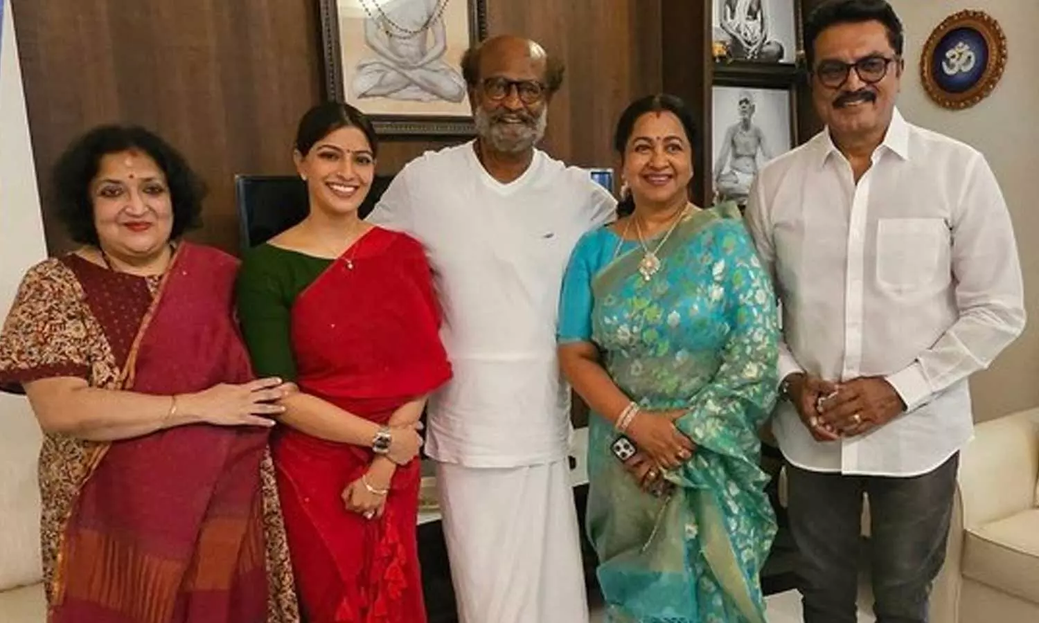 ரஜினிகாந்தை சந்தித்து வரலட்சுமியின் திருமண அழைப்பிதழை வழங்கிய சரத்குமார்