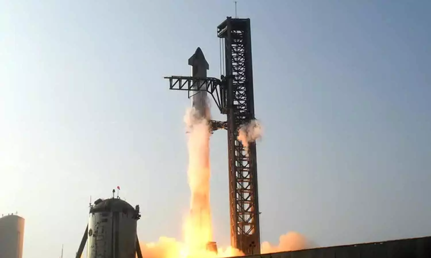 ஸ்பேஸ் எக்ஸ்-ன் மெகா ராக்கெட்டின் சோதனை வெற்றி ஸ்பேஸ் எக்ஸ்-ன் மெகா ராக்கெட்டின் சோதனை வெற்றி