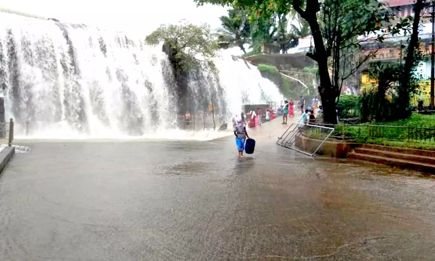 குமரி மாவட்டம் முழுவதும் விடிய விடிய கனமழை குமரி மாவட்டம் முழுவதும் விடிய விடிய கனமழை