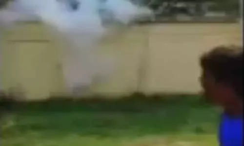 கோவில் சுற்றுச்சுவரில் நாட்டு வெடிகுண்டு வீசியது தொடர்பாக 4 பேரிடம் விசாரணை