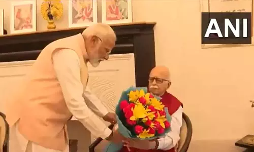 பாஜக மூத்த தலைவர்கள் அத்வானி, முரளி மனோகர் ஜோஷியை சந்தித்து ஆசி பெற்றார் மோடி