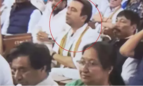 எம்.பி.க்களுடன் அமர வைக்கப்பட்ட கூட்டணி கட்சி தலைவர்: அவமதிப்பு என காங்கிரஸ், சமாஜ்வாதி விமர்சனம்