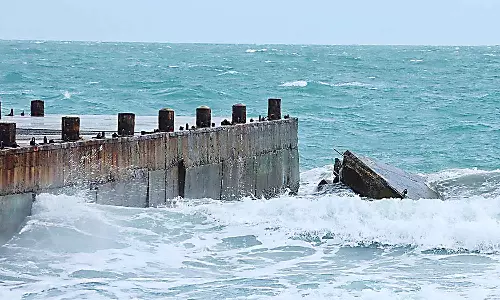 தனுஷ்கோடியில் ரூ.15 கோடியில் கட்டப்பட்ட மீன்பிடி இறங்கு தளம் இடிந்து கடலில் மூழ்கியது