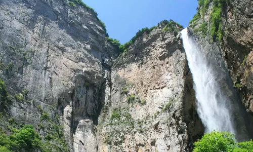 அருவியில் குழாய் மூலம் கொட்டப்பட்ட தண்ணீர்