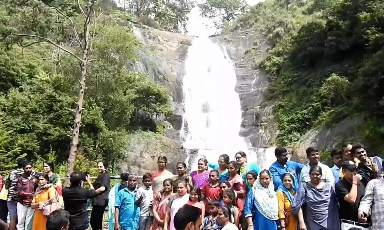 கொடைக்கானலில் குவிந்த சுற்றுலா பயணிகள்