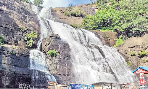 குற்றால அருவிகளில் வெள்ளப்பெருக்கு: சுற்றுலாப் பயணிகள் குளிக்க தடை நீட்டிப்பு