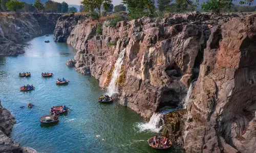 ஒகேனக்கல்லில் நீர்வரத்து 1500 கனஅடியாக சரிவு- அதிகளவில் சுற்றுலா பயணிகள் குவிந்தனர்