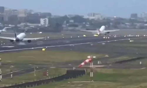 விமானம் புறப்பட்ட அதே ஓடுபாதையில் தரையிறங்கிய மற்றொரு விமானம்- வீடியோ வைரல்