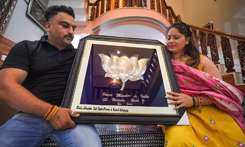 3வது முறையாக பிரதமராக பதவி ஏற்கும் மோடிக்கு வெள்ளி தாமரை பரிசு