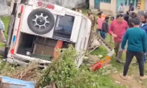 அதிவேகமாக சென்ற டெம்போ டிராவலர் வேன் கவிழ்ந்து விபத்து