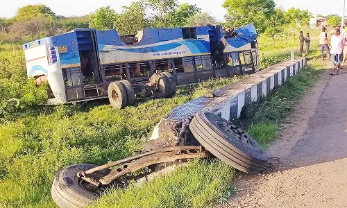 விருதுநகர் அருகே அரசு பஸ் பள்ளத்தில் கவிழ்ந்து விபத்து: ஓருவர் பலி, 37 பேர் படுகாயம்