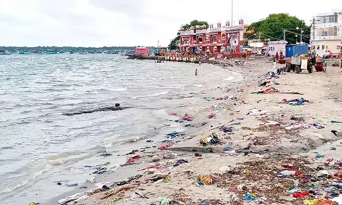ராமேசுவரம் அக்னி தீர்த்தக்கடலில் புனித நீராட தயங்கும் பக்தர்கள்