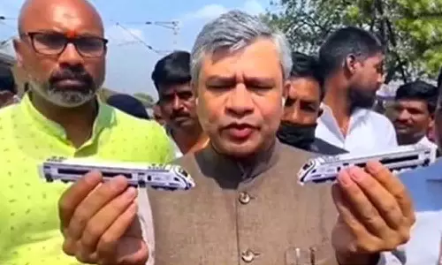 அமைச்சர் அஷ்வினி வைஷ்ணவுக்கு ரெயில்வே துறையுடன் கூடுதலாக 2 துறைகள் ஒதுக்கீடு