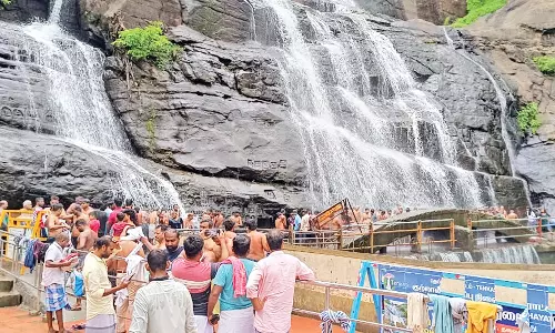 குற்றாலத்தில் சீசன் தொடங்கியது: சுற்றுலாப் பயணிகள் மகிழ்ச்சி