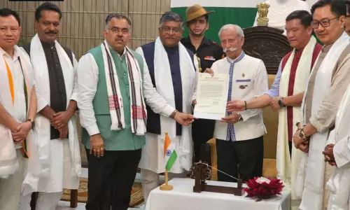 அருணாசல பிரதேசத்தில் ஆட்சி அமைக்க உரிமை கோரினார் பீமா காண்டு