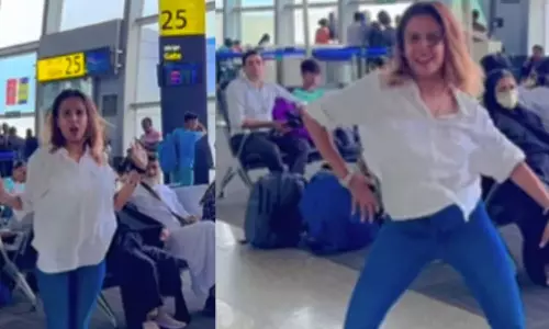விமான நிலையத்தில் குத்தாட்டம் போட்ட பெண்- வீடியோ