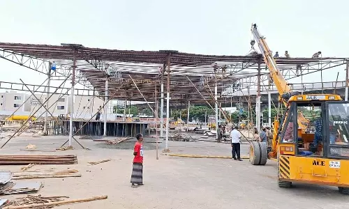 தி.மு.க. முப்பெரும் விழாவுக்கான பிரமாண்ட மேடை அமைக்கும் பணி தீவிரம்