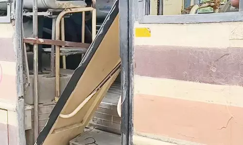 உடைந்த கதவுடன் ஒரு வழிப்பாதையாக ஓட்டை உடைசலுடன் இயக்கப்பட்ட அரசு பேருந்து