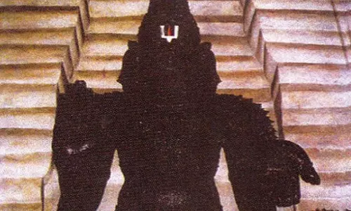 அமா்ந்த கோலத்தில் காட்சி தரும் விஸ்வரூப 25 அடி கிருஷ்ணர்