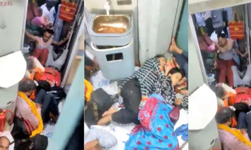 ரெயிலில் கழிவறையை ஆக்கிரமித்த பயணிகள்- வீடியோ வைரல்