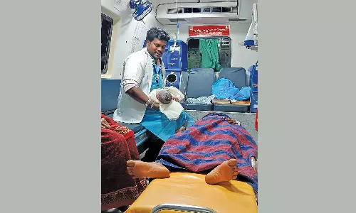 மணப்பாறை அருகே 108 ஆம்புலன்சில் பெண்ணுக்கு அழகான ஆண்குழந்தை பிறந்தது