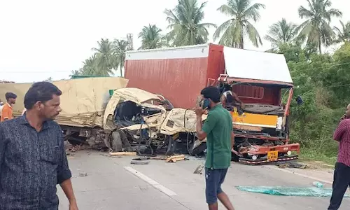 ஆந்திராவில் லாரிகள் நேருக்கு நேர் மோதி 6 பேர் பலி