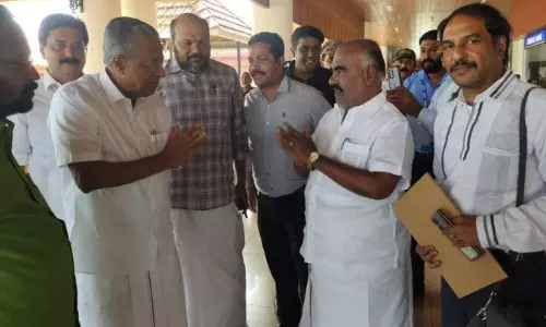 கொச்சி விமான நிலையத்தில் கேரள முதல்வரை சந்தித்த அமைச்சர் செஞ்சி மஸ்தான்