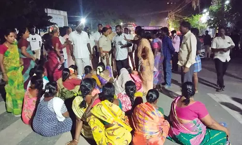 பேனரை கிழித்ததாக வாலிபர் மீது தாக்குதல்- போலீஸ் நிலையம் முன்பு பெண்கள் மறியல்