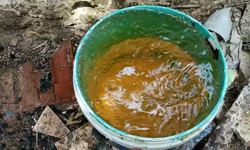 பல்லடம் ஆழ்துளை கிணறுகளில் பெட்ரோல் நிறத்தில் வரும் தண்ணீரால் பொதுமக்கள் அதிர்ச்சி