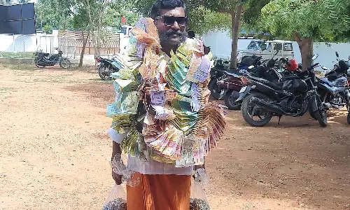 வேட்புமனுவை தாக்கல் செய்ய ரூபாய் நோட்டு மாலை அணிந்து வந்த சுயேட்சை வேட்பாளர்