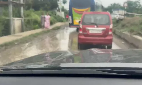 கட்கரி சார், சாலையை சரிசெய்யும் வரை சுங்க கட்டணம் வசூலிக்காதீர்கள்- வைரலாகும் எம்.எல்.ஏ.-வின் வீடியோ