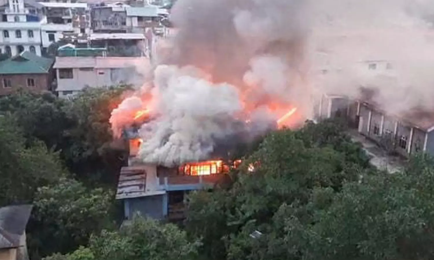 மணிப்பூரில் முதல்வர் பங்களா அருகே பயங்கர தீ விபத்து மணிப்பூரில் முதல்வர் பங்களா அருகே பயங்கர தீ விபத்து