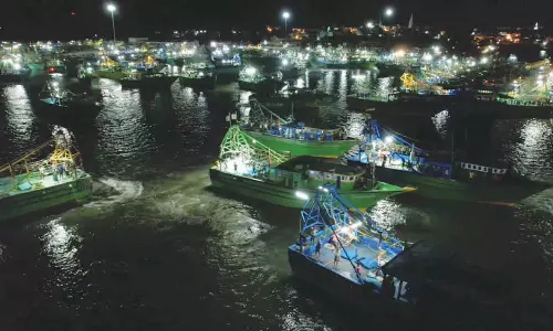 சின்னமுட்டம் துறைமுகத்தில் இருந்து கடலுக்கு புறப்பட்டு சென்ற விசைப்படகு மீனவர்கள்