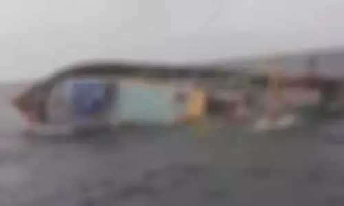 நடுக்கடலில் மூழ்கிய விசைப்படகு- 3 மீனவர்களின் கதி என்ன?