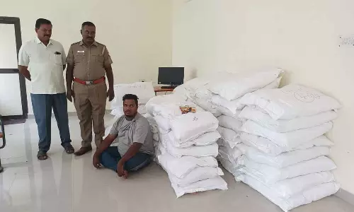 டெம்போவில் கடத்த முயன்ற ரூ.5 லட்சம் மதிப்புள்ள குட்கா பொருட்கள் பறிமுதல்