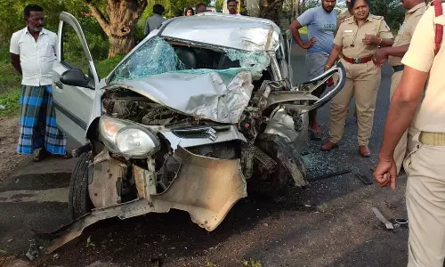 திருவண்ணாமலை அருகே கார் மரத்தில் மோதி 3 பேர் பலி