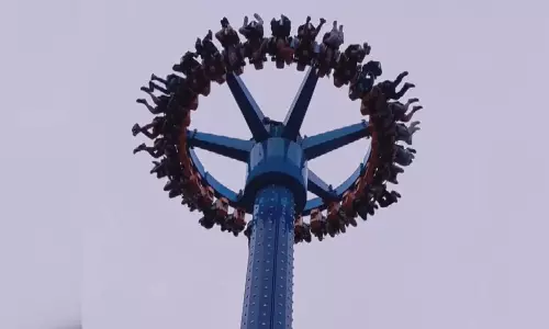 கேளிக்கை பூங்காவில் விபரீதம்- அரை மணி நேரமாக தலைகீழாக தொங்கிய மக்கள்: வைரலாகும் வீடியோ