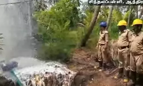 விளைநிலத்தில் இருந்து பீய்ச்சு அடித்த எரிவாயு- ஆந்திராவில் பரபரப்பு