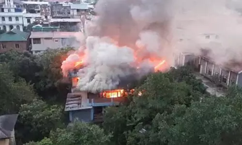 மணிப்பூரில் முதல்வர் பங்களா அருகே பயங்கர தீ விபத்து