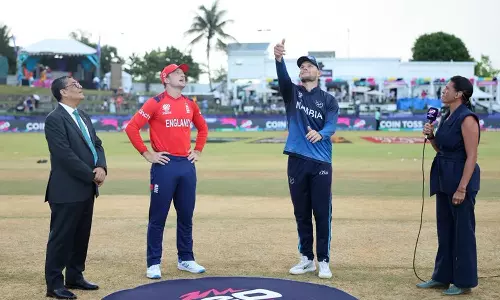 இங்கிலாந்துக்கு எதிராக நமீபியா பந்து வீச்சு தேர்வு- மழையால் ஓவர்கள் குறைப்பு