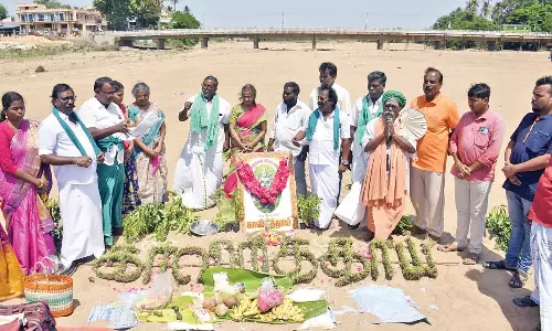காவிரித்தாய் என்ற எழுத்து வடிவில் நாற்று நட்டு விவசாயிகள் வழிபாடு