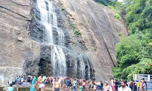 தொடர் விடுமுறை எதிரொலி: குற்றாலம் அருவிகளில் குவிந்த சுற்றுலா பயணிகள்