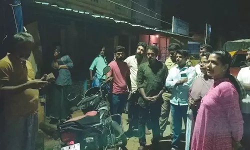 கேரளாவில் இருந்து குமரி மாவட்டத்திற்கு கோழி கழிவுகளை ஏற்றி வந்த வாகனம் சிறைபிடிப்பு