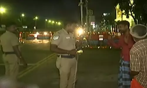 மெரினாவில் தலையில் காயத்துடன் போதையில் போலீசாரிடம் வாலிபர் ரகளை