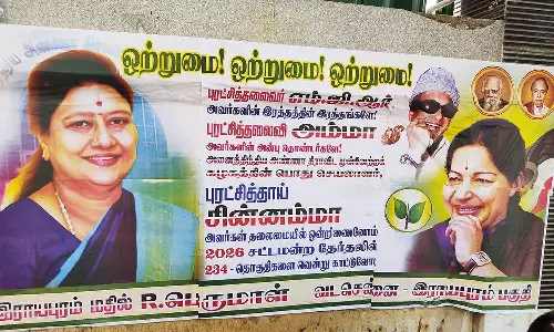 சசிகலா வீட்டு முன்பு பரபரப்பு போஸ்டர்கள்